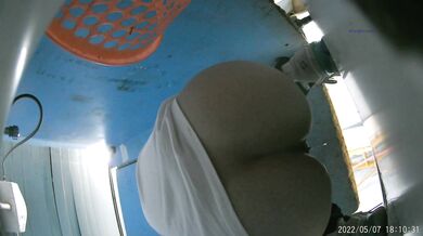 食品厂女厕全景偷拍多位美女职员嘘嘘❤️肥美的大鲍鱼完美呈现 (15)